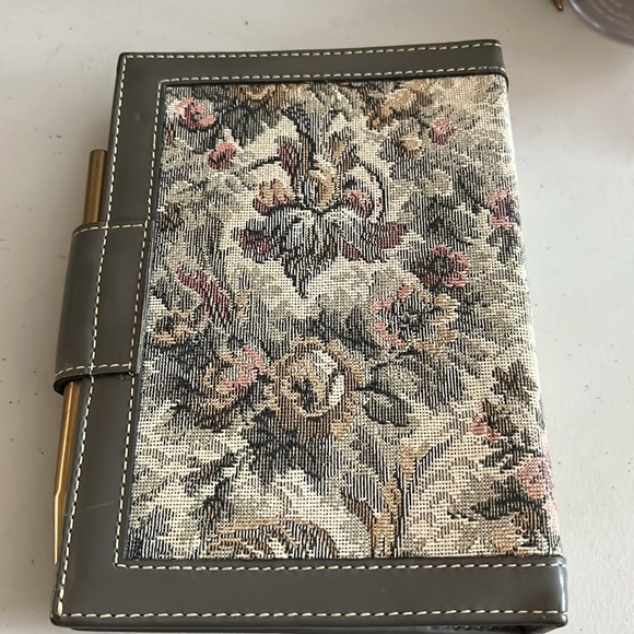 French tapestry organizer was used in the 80’s. Is in beautiful shape. No pages - Picture 6 of 7